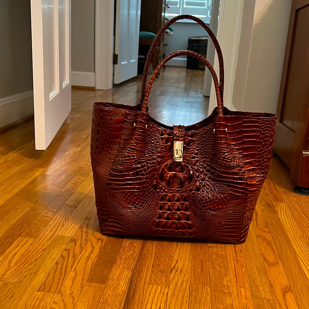 Brahmin brown leather purse. Great condition.